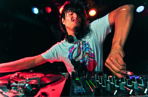 Party Rockin’ Moombahton (Mix) – Aaron Azua